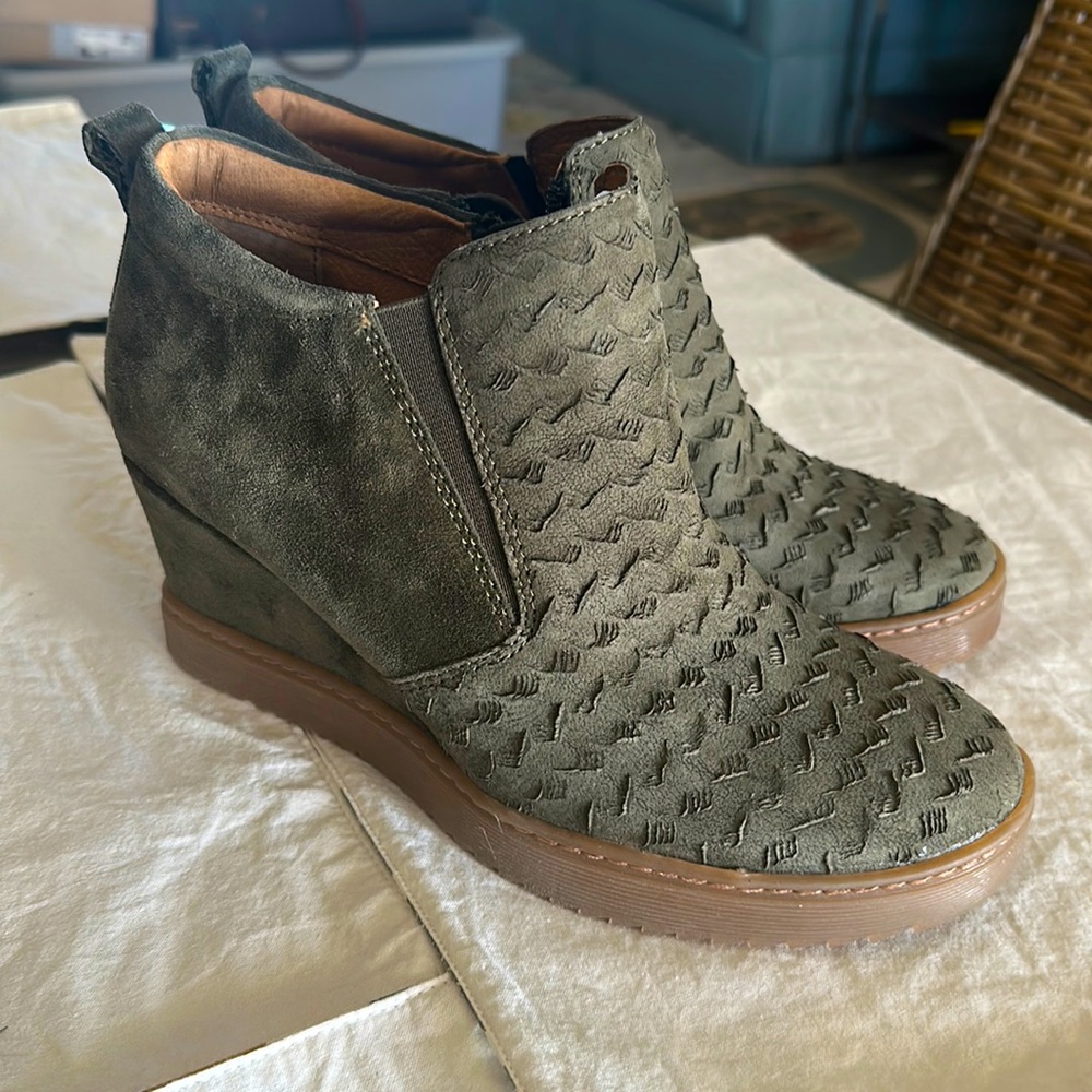 SOFTT Slayton Suede Wedge Bootie Size 9.0M